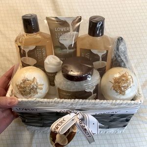 NWOT / Lovery Vanilla Coconut Bath Set